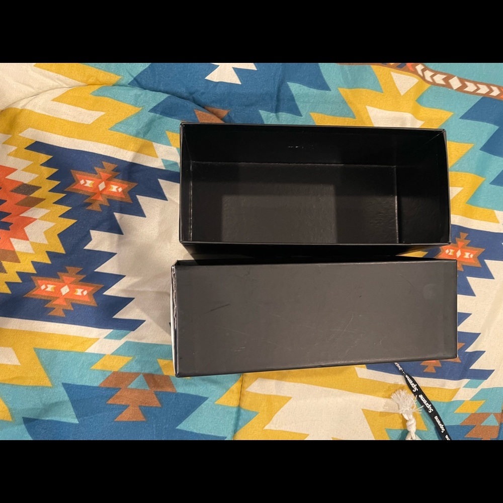 Empty box - Picture 4 of 4